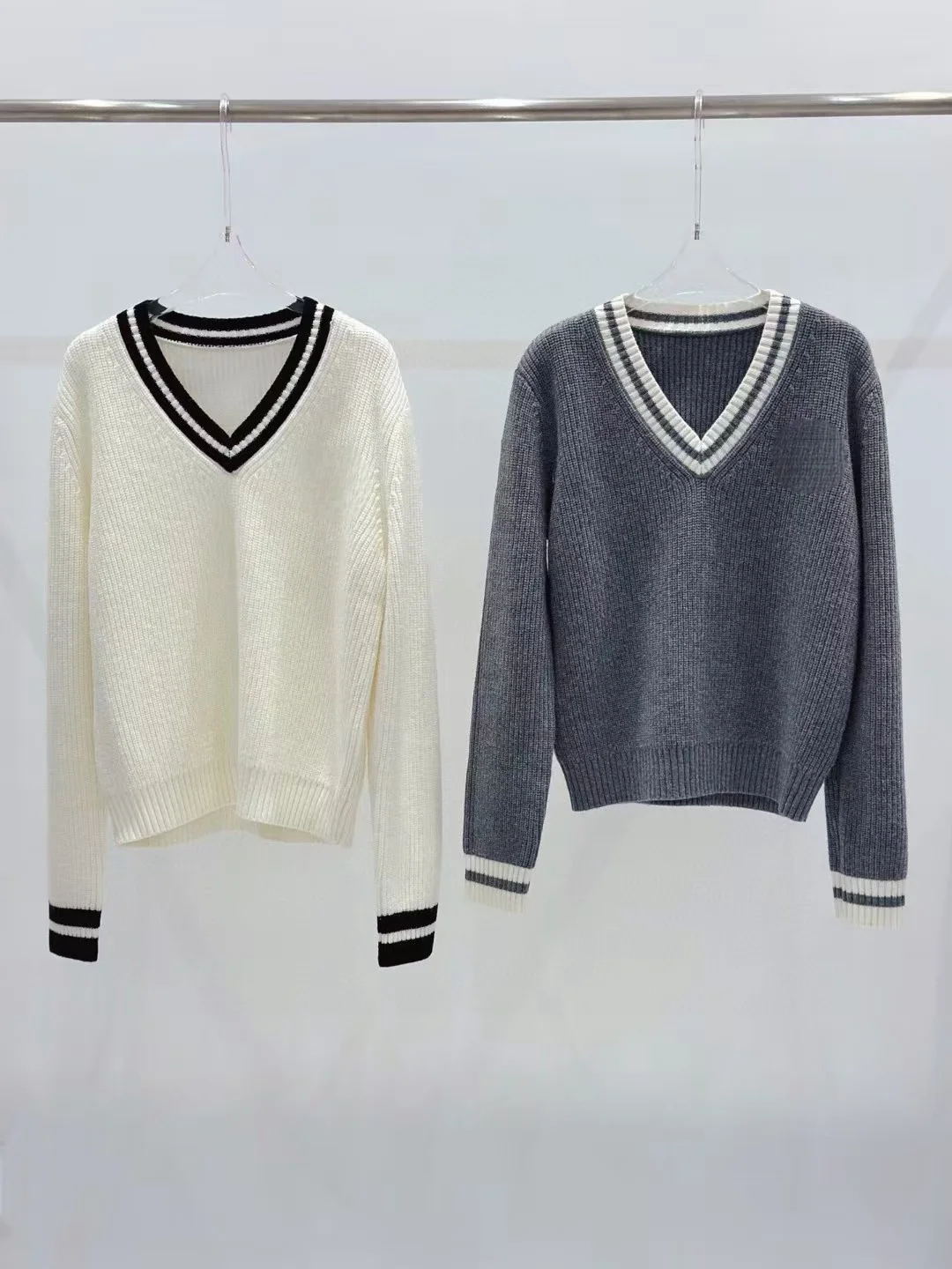 Custom Women's High-End Embroidered Color-Block V-Neck Pullover Knitted Sweater Fashionable Luxury Handmade Knitwear