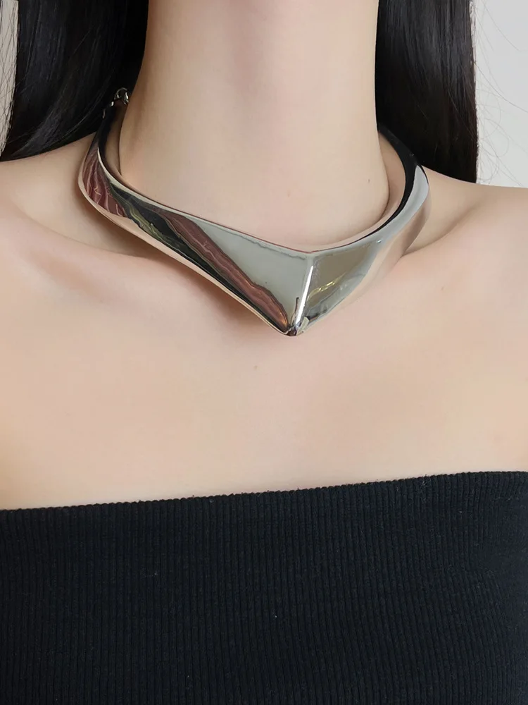 2023 New Exaggerated Metal V-shaped Open Choker Necklace