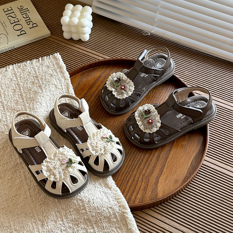

2026 New Summer Style Girls' Cute Embroidered Decorative Baotou Sandals Solid Color Soft Sole Casual Breathable Flat Sandals