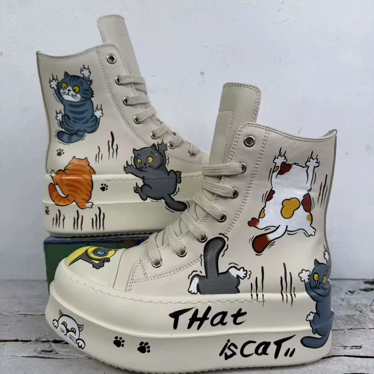 Chaussures montantes unisexes décontractées et polyvalentes à semelles épaisses en cuir, motif graffiti de chat anime dessiné à la main, de la collection Remark Culture