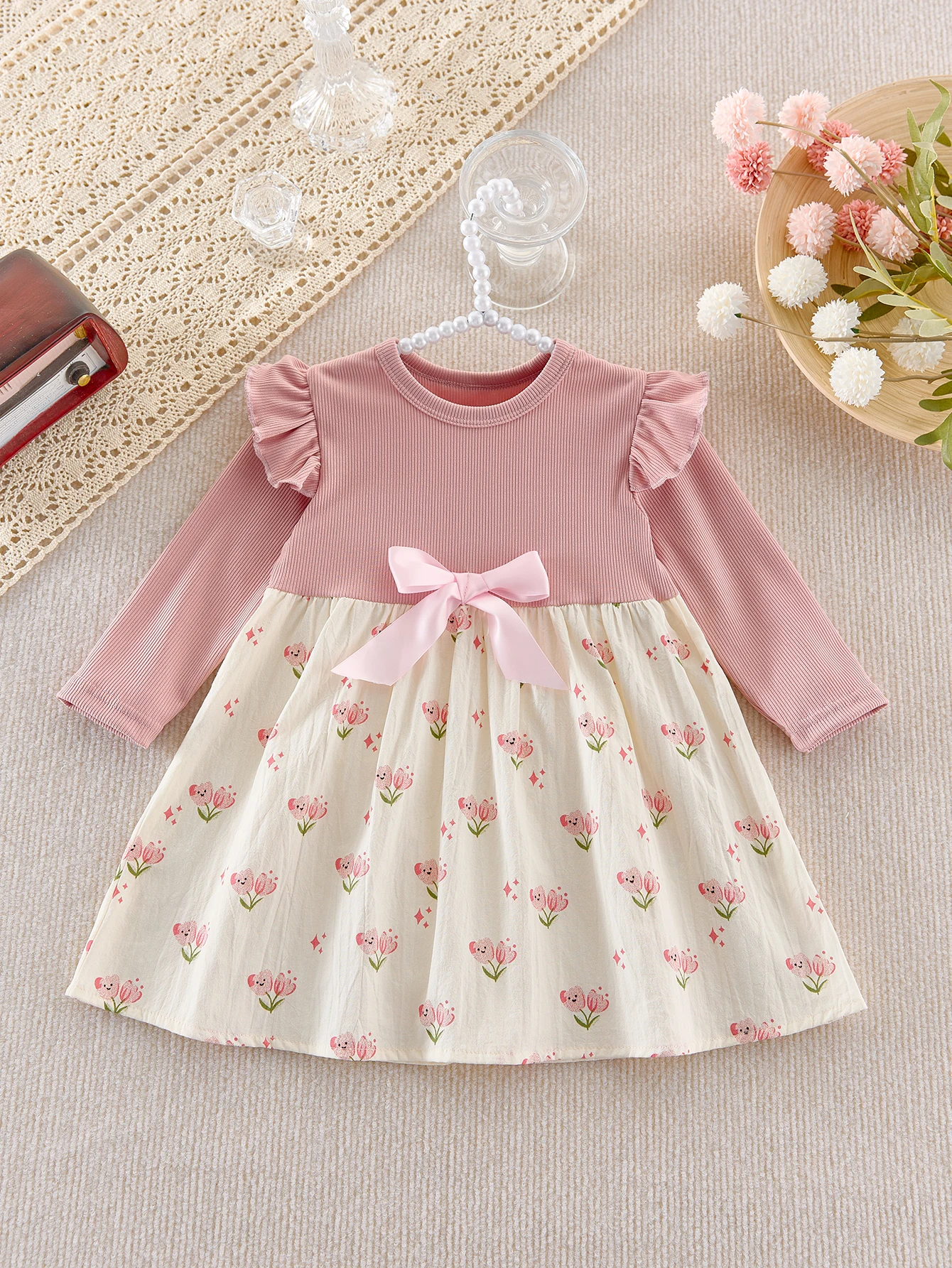 

A cute long-sleeved dress with color-blocking and printed flying sleeves for a baby girl in autumn