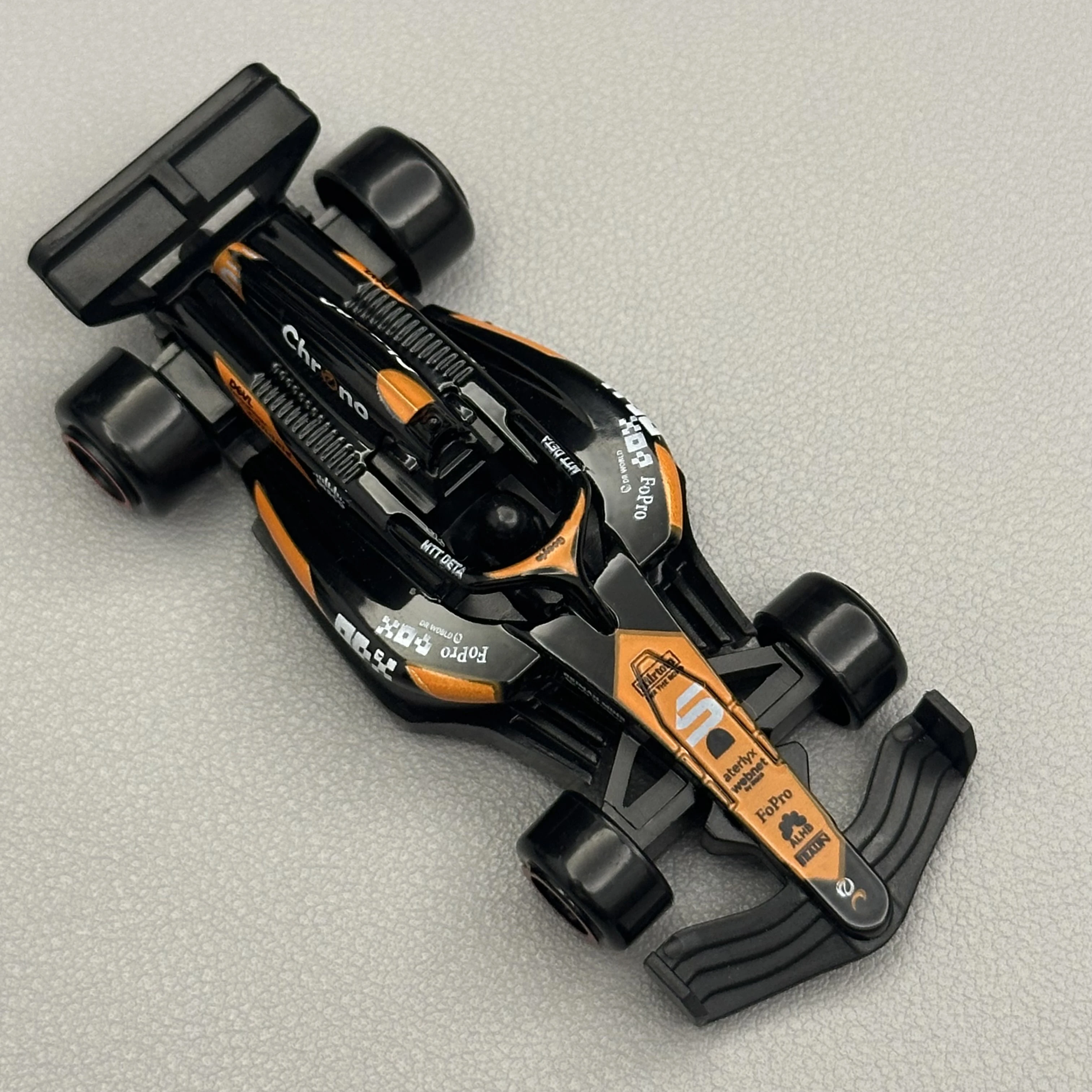 1/64 Diecast Alloy Black Orange Racing Car Formula Style Single Seater Miniature Collectible Model Display Toy for Racing Fans image 3