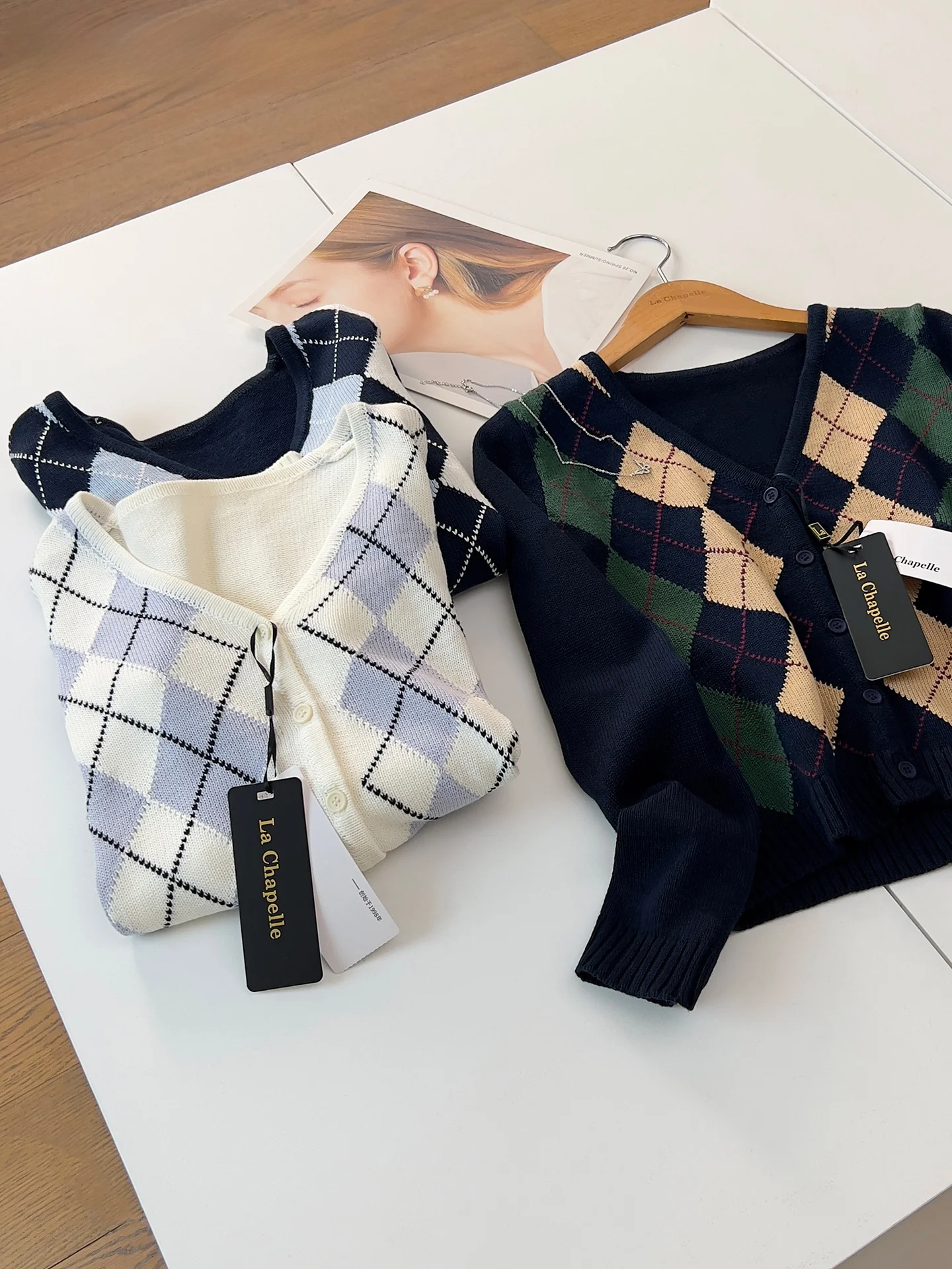 سترة La Chapelle النسائية القطنية المحبوكة على شكل حرف V سترة ناعمة ومريحة للكلية طويلة بطول Sve ort سترة للتنقل بقصة ضيقة