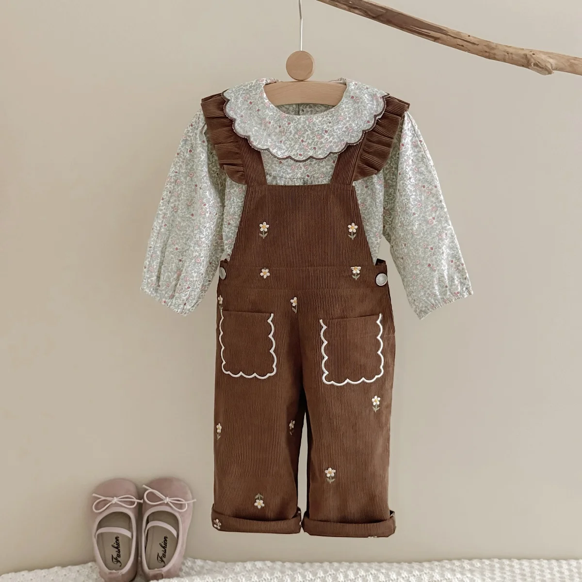 Koreanisches Pastoral-Babykleidungsset, weißes Oberteil mit Spitzenbesatz & brauner Cordoverall mit bestickten Blumenmustern an den Taschen – Detail 1