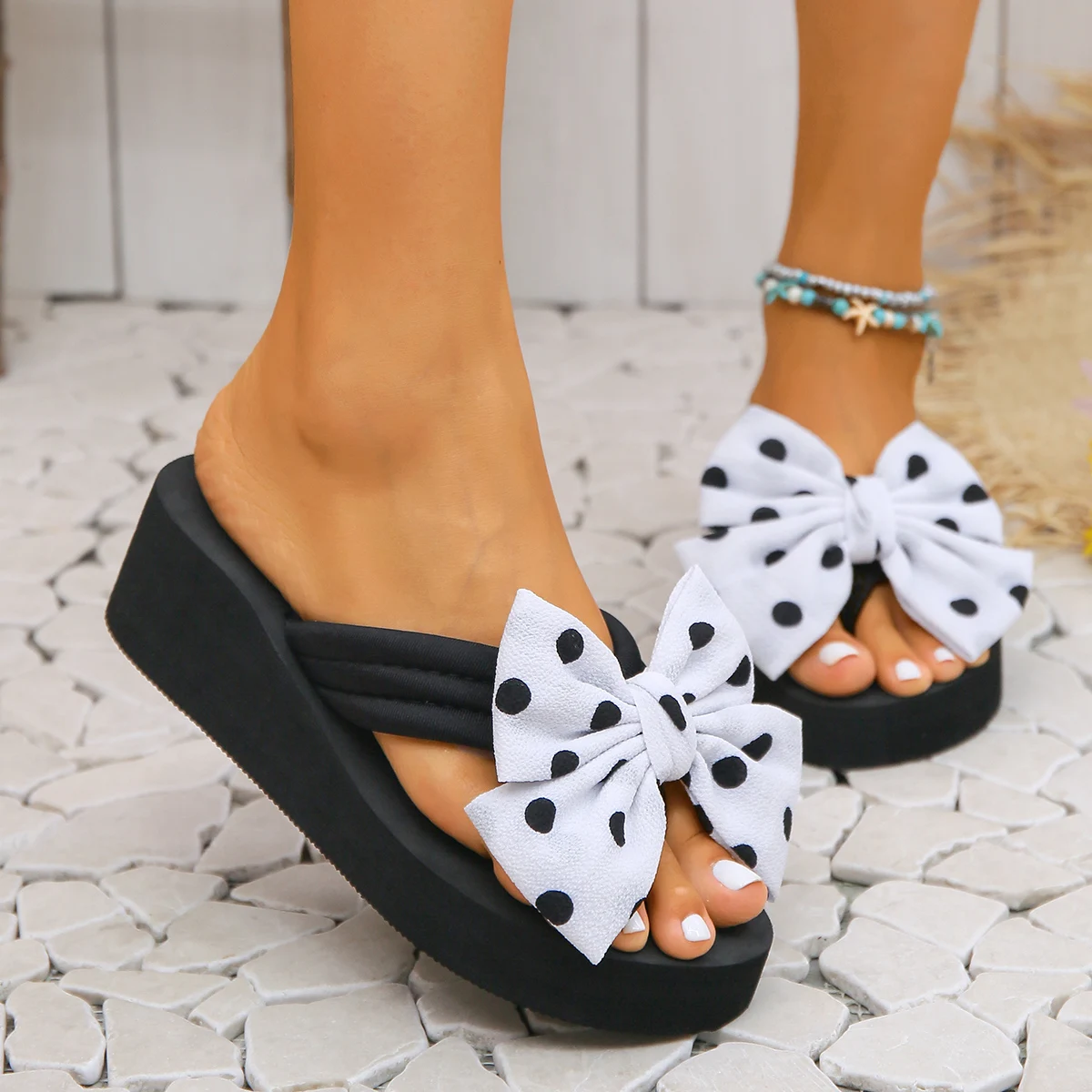 Elegante Damen-Flip-Flops mit frischer Polka-Dot-Schleife – Detail 1