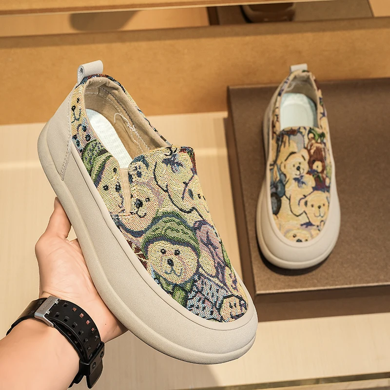 

Men's Canvas Shoes Fashion Bear Printing Breathable Board Shoes Korean Version Soft Sole Lightweight Slip on Flat Casual Shoes