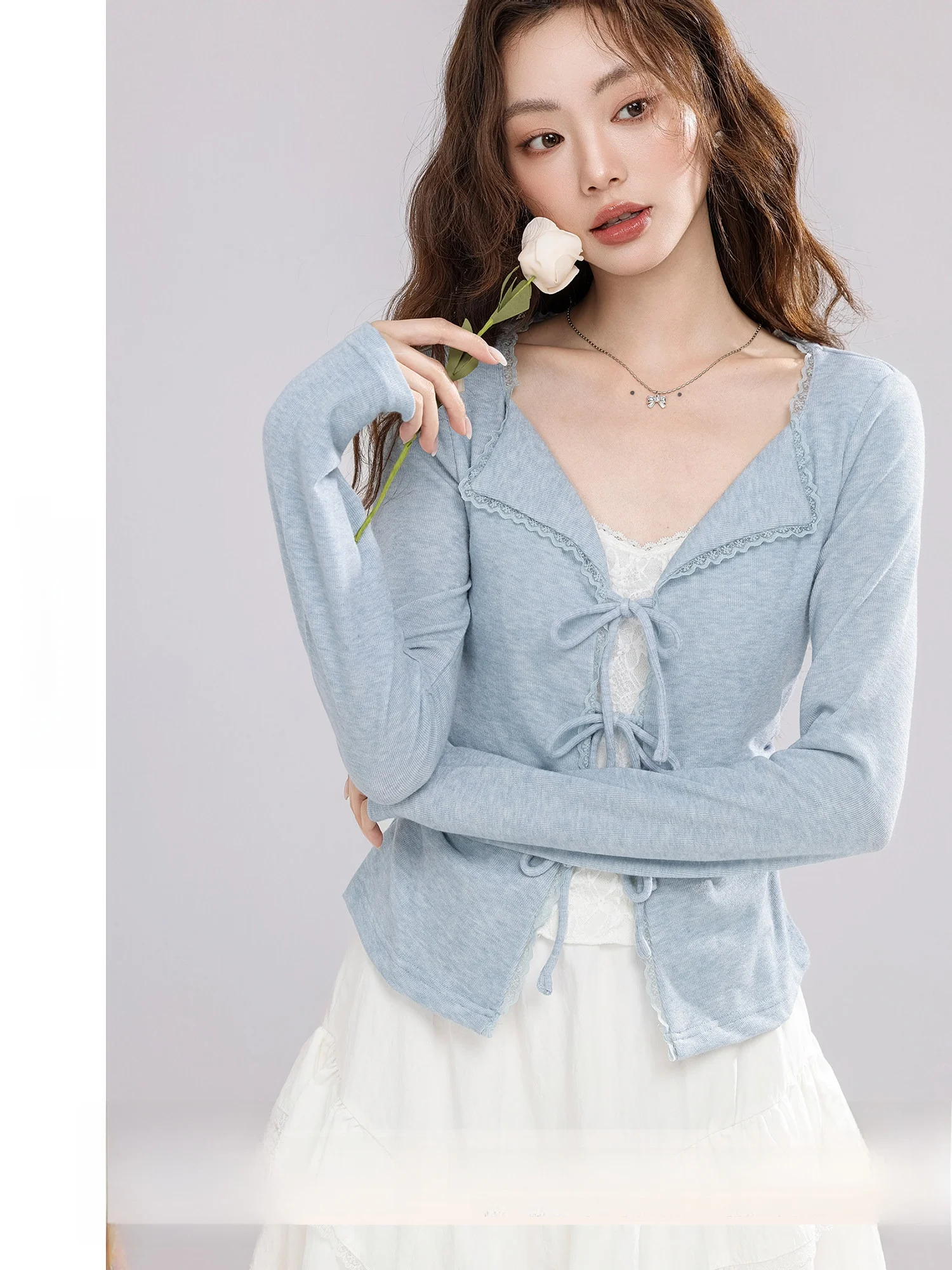 

Французская кружевная футболка с длинным рукавом и вставками, женский приталенный топ, имитация двухслойности, повседневная одежда, хлопковая смесь, V-образный вырез, стандартный крой