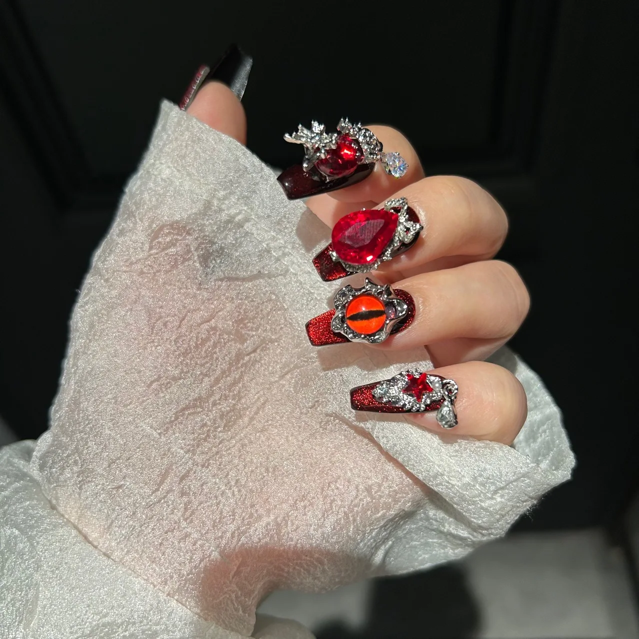 

Готический красный пресс для драгоценных камней - на ногтях, роскошный декор из сплава со стразами, полный набор для повседневного/особых случаев, несколько размеров (XS - L)