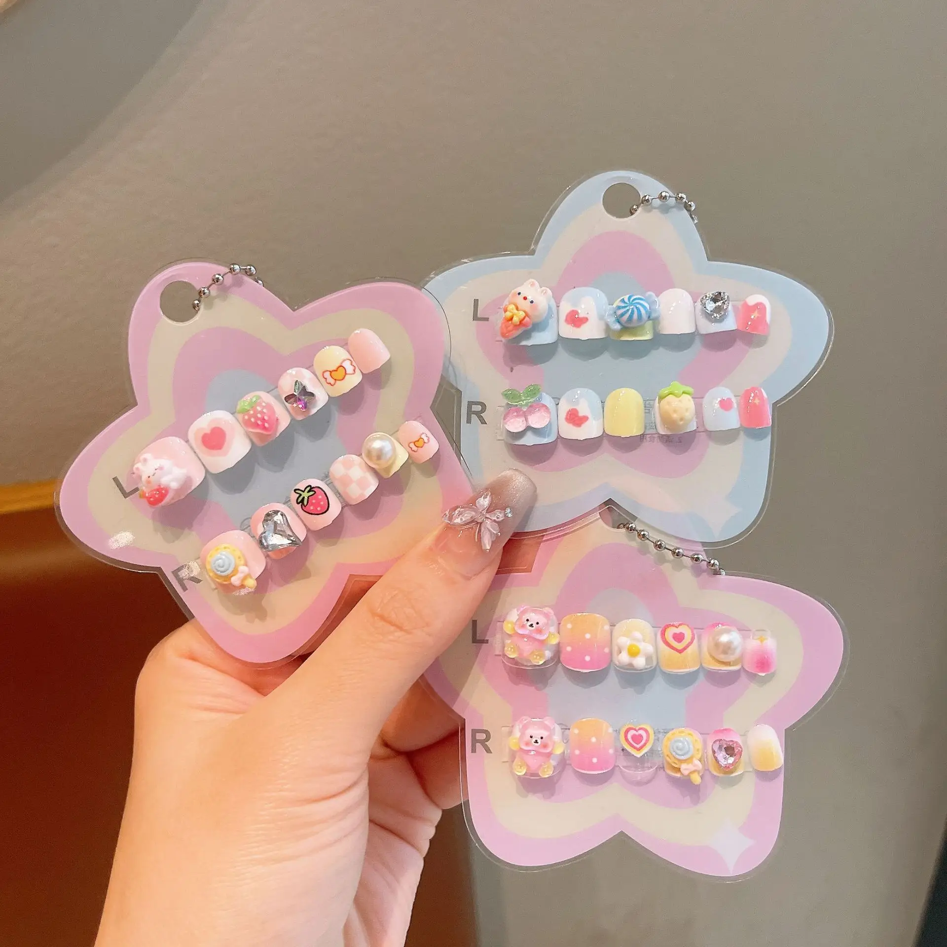 12 Stück Kinder-Nägel mit niedlichem Blumen- und Erdbeerhasen-Motiv, zum Aufdrücken, für 4–10 Jahre, abnehmbare Nagelaufkleber, künstliche Nägel, Mädchen-Geburtstagsgeschenke – Detail 7
