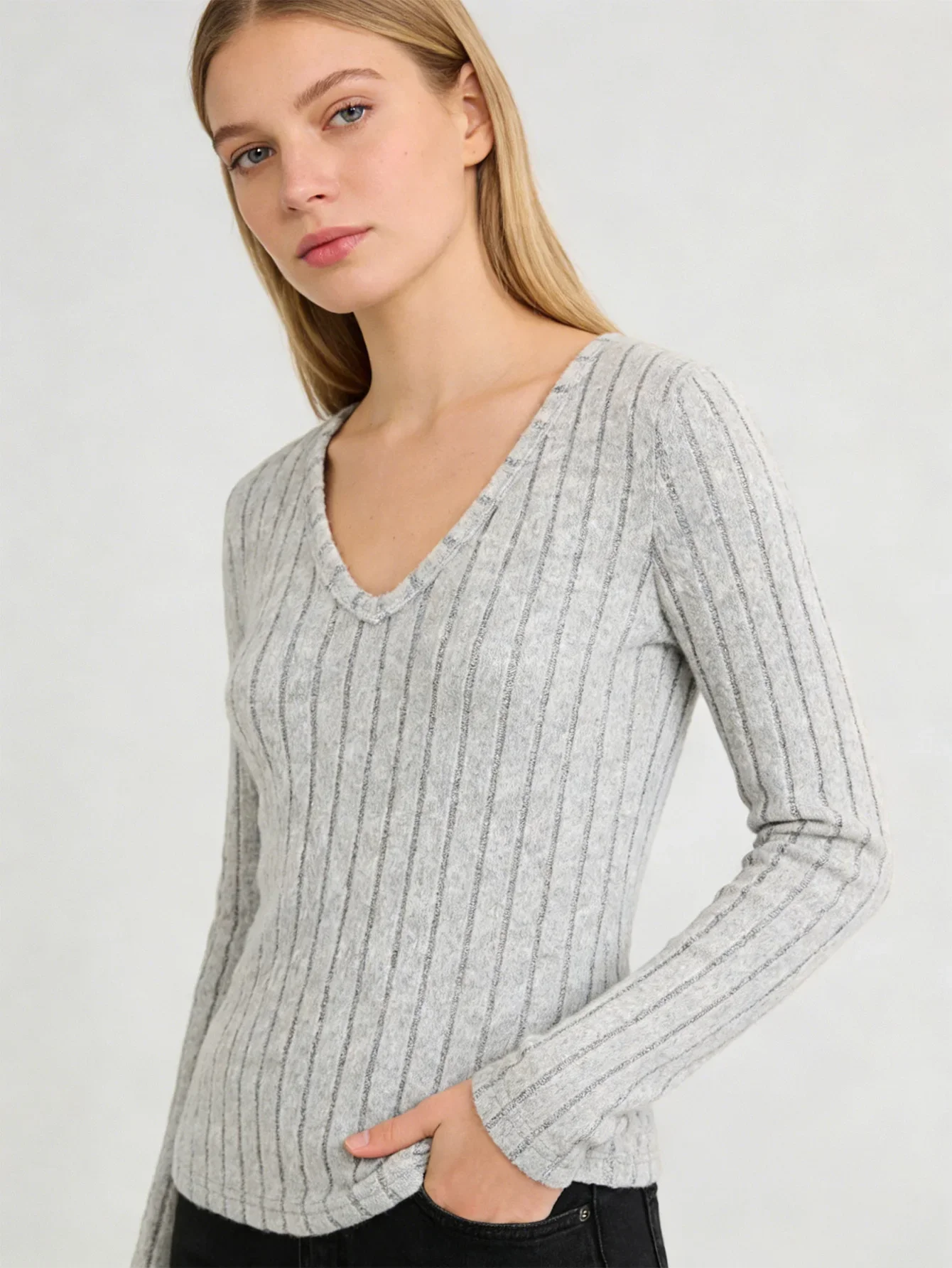 2026 new plain-colored long-sleeved T-shirt, with textured design, soft texture and fashionable appearance