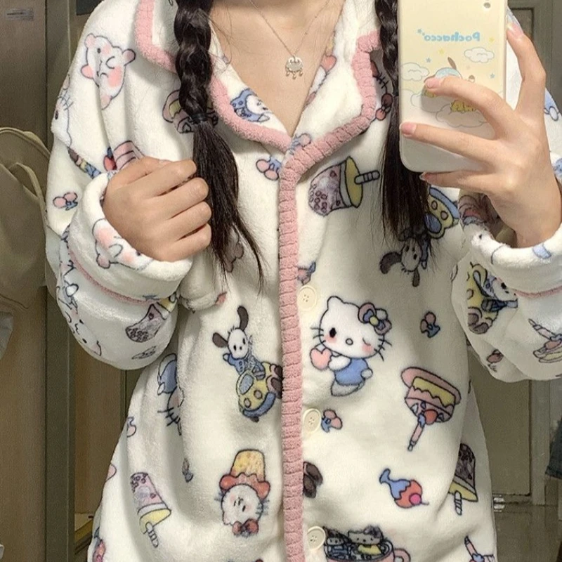 ชุดนอนฤดูหนาวที่เรียบง่ายและทันสมัยสำหรับเด็กผู้หญิง น่ารัก ลายเฮลโลคิตตี้ ผ้ากำมะหยี่คอรัล ผ้าฟลานเนลหนา ใส่สบายและอบอุ่น เหมาะสำหรับใส่ที่บ้าน