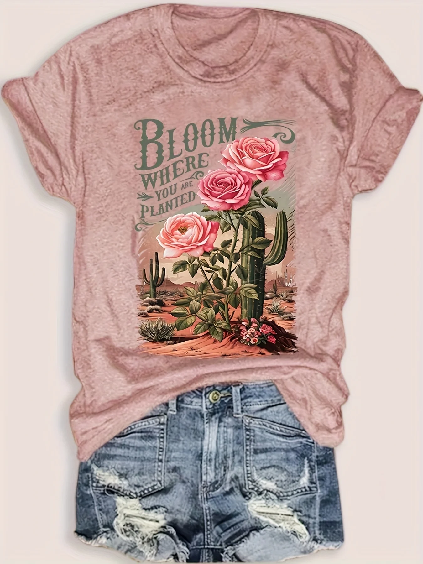Camiseta feminina – "Bloom Where You Are Planted" Gráfico de rosa e cacto, design casual de inspiração ocidental para passeios diários