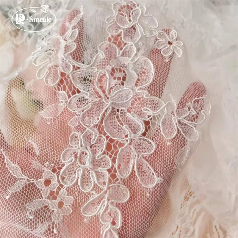 300CM X 150CM. Französischer Spitzenstoff mit großer Blumenbordüre. Stoff für Couture-Brautkleider. Weiß – Detail 6
