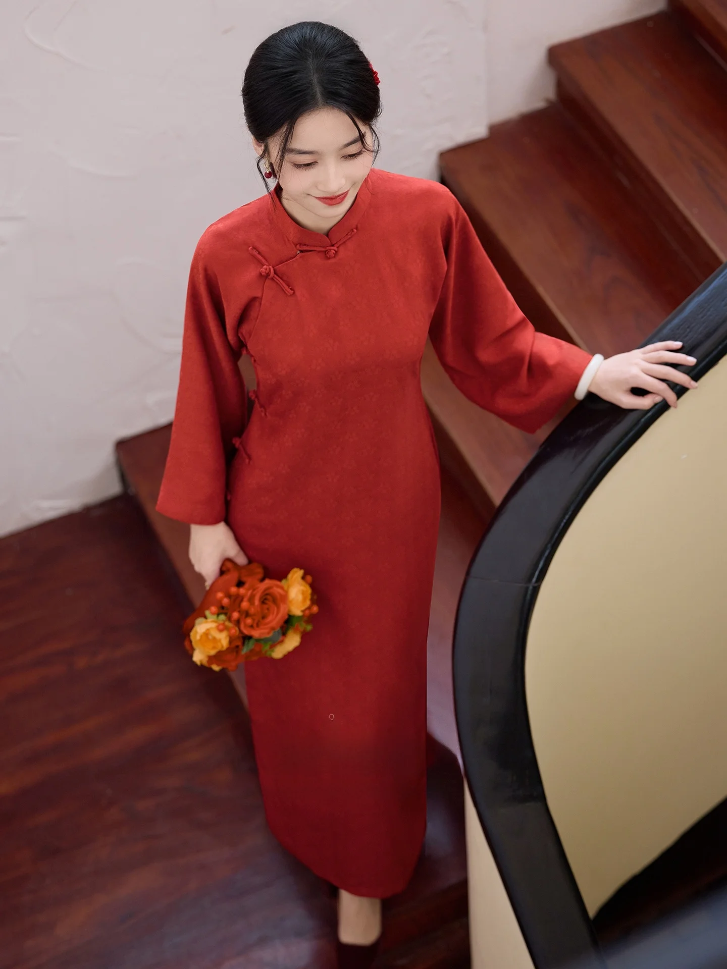 

Китайское красное свадебное платье с длинными рукавами для молодой невесты, с низким разрезом, для осенней церемонии, для женщин