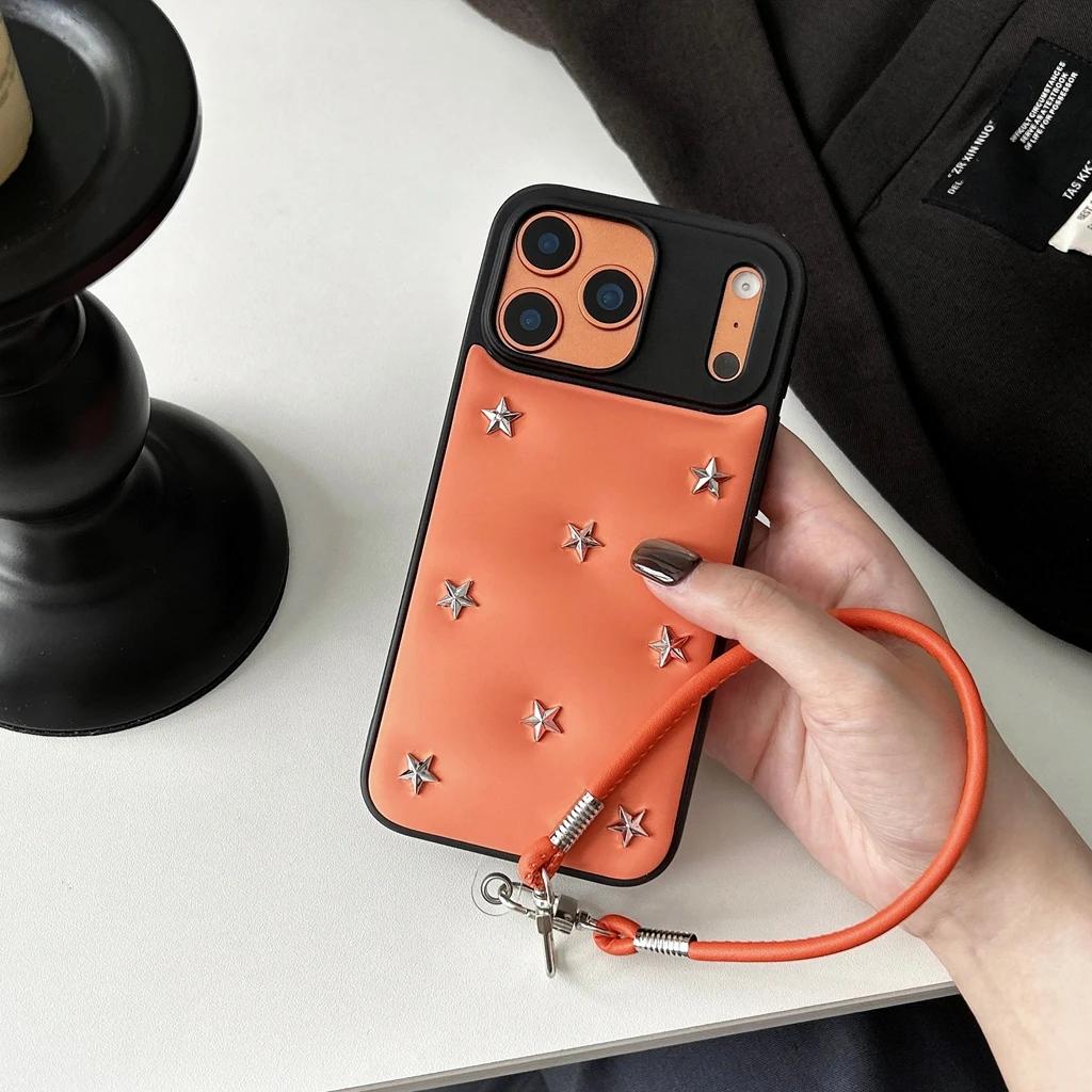 

Усовершенствованный оранжевый кожаный металлический чехол с заклепками и звездами и ремешком, противоударный чехол для телефона для iPhone 17, 16, 15, 14 Pro Max