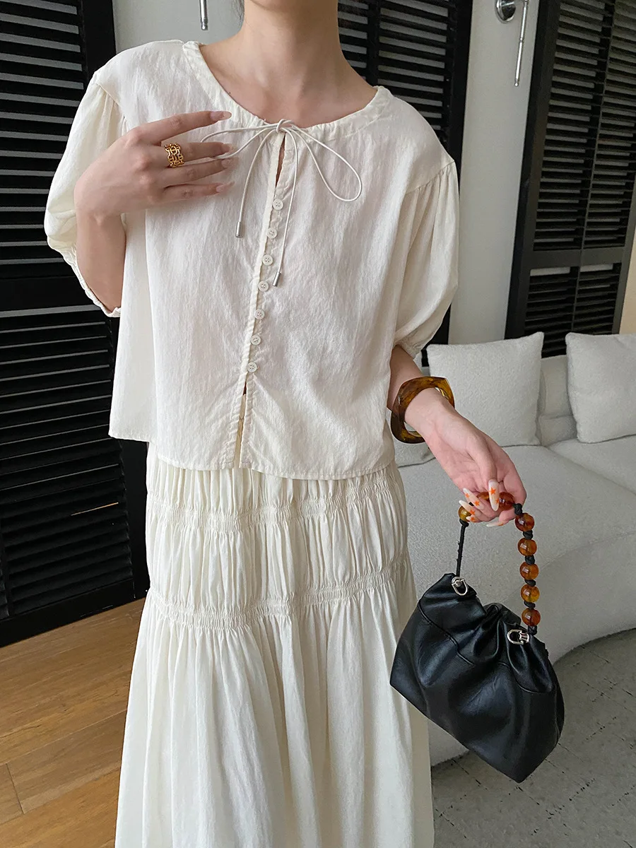 Sommerliches Damen-Set: Lässiges, einfarbiges, französisches Spitzenhemd mit kurzen Ärmeln und plissiertem, elastischem Rock mit hoher Taille – Detail 32