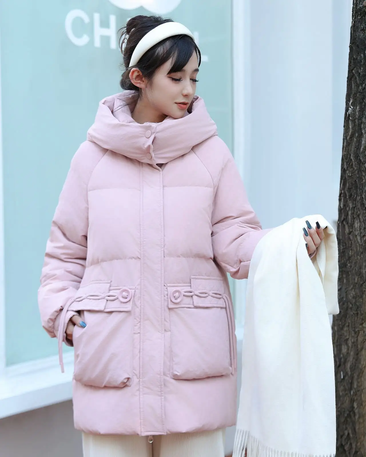 Jaqueta feminina de inverno de penas de ganso para deslocamento com capuz solto