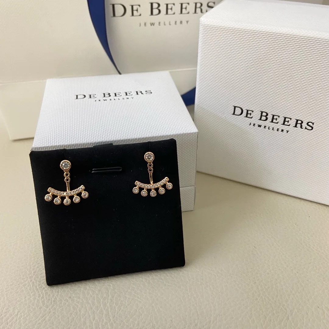 

The 2025 new model of Daijia's full-diamond geometric smiling face stud earrings exude a refined and elegant feminine charm. The