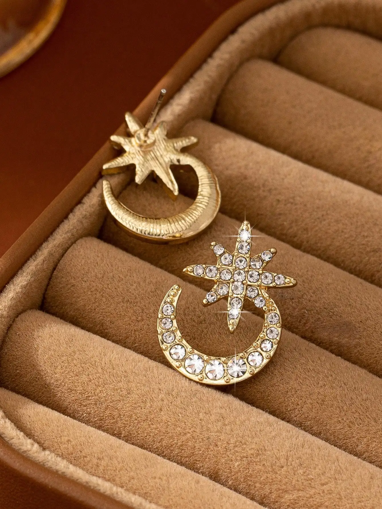 A Pair of Fashionable Sparkling Diamond Middle Eastern Light Luxury Trendy Sexy and Versatile Women's Star and Moon Earrings