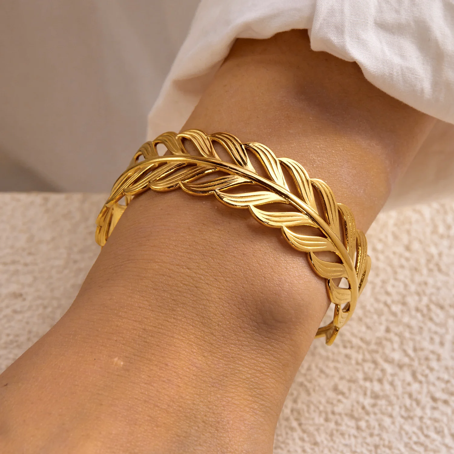 Dünner, gehämmerter, minimalistischer offener Armreif aus Edelstahl mit zarter matter Oberfläche, verstellbares Armband für Damen – Detail 6