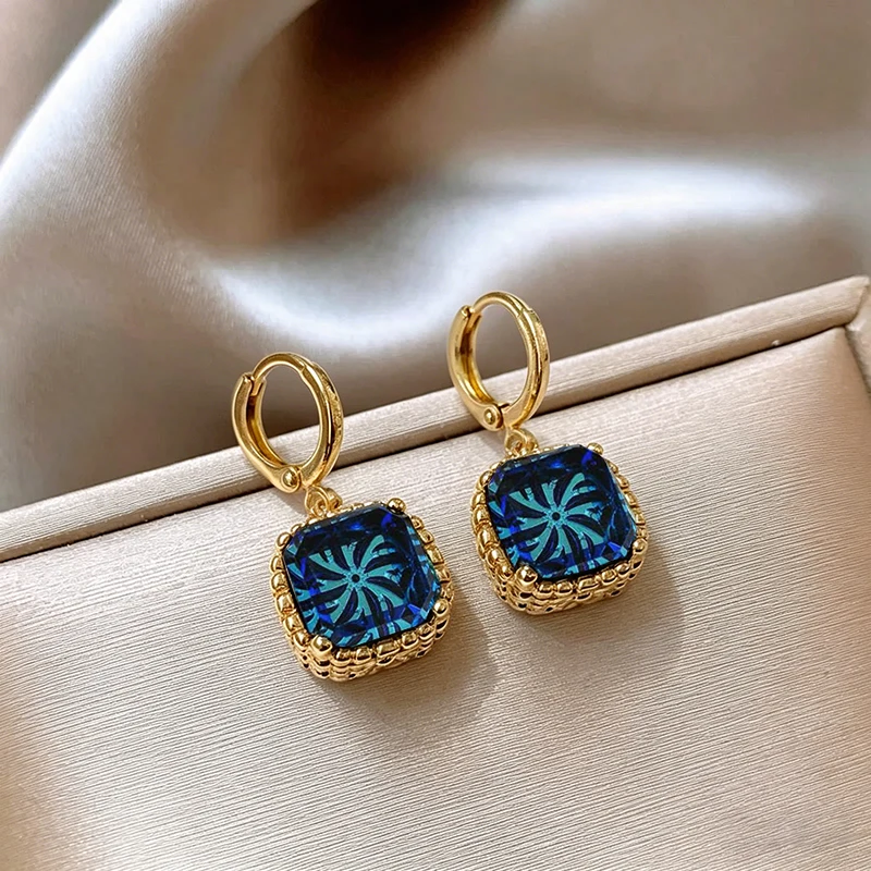 2026 Neues Design Blauer Quadratischer Kristallanhänger Goldfarbener Ohrringverschluss für Damen und Mädchen Luxus-Schmuck Sommer-Trend-Accessoire – Detail 3