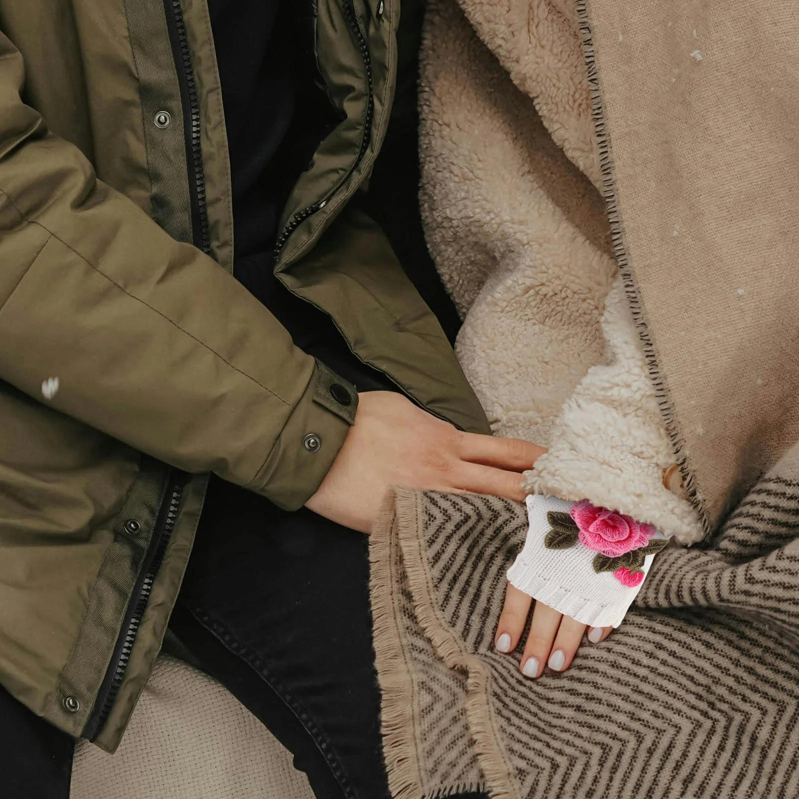 

1Pair Warm Knitted Fingerless Gloves Women Floral Pattern Half Finger Mittens Winter Accessory Wrist Warmers Women