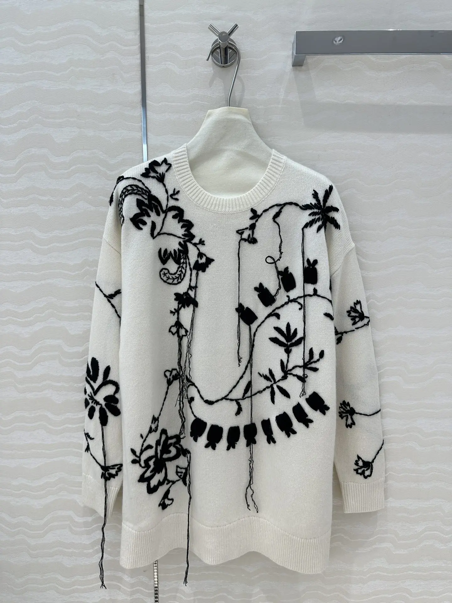 2024 Winter New Women's Clothing Temperament black and white handmade crochet embroidered cashmere sweater 1102