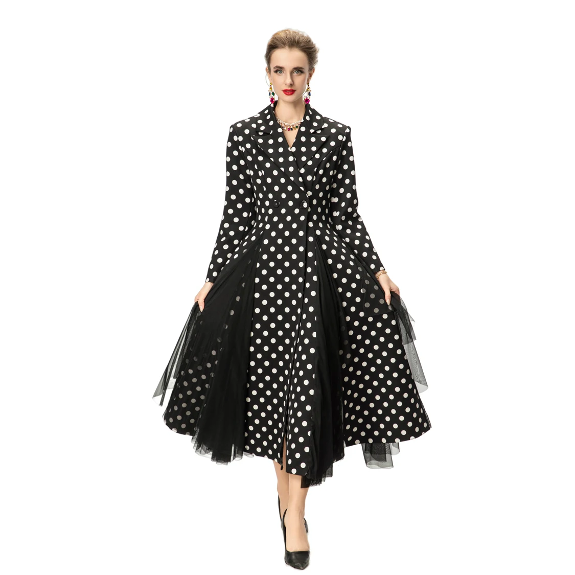 Squisito abito lungo a pois bianco e nero con cintura con fibbia dorata, gonna in tulle a strati e abito da ballo con colletto a bavero