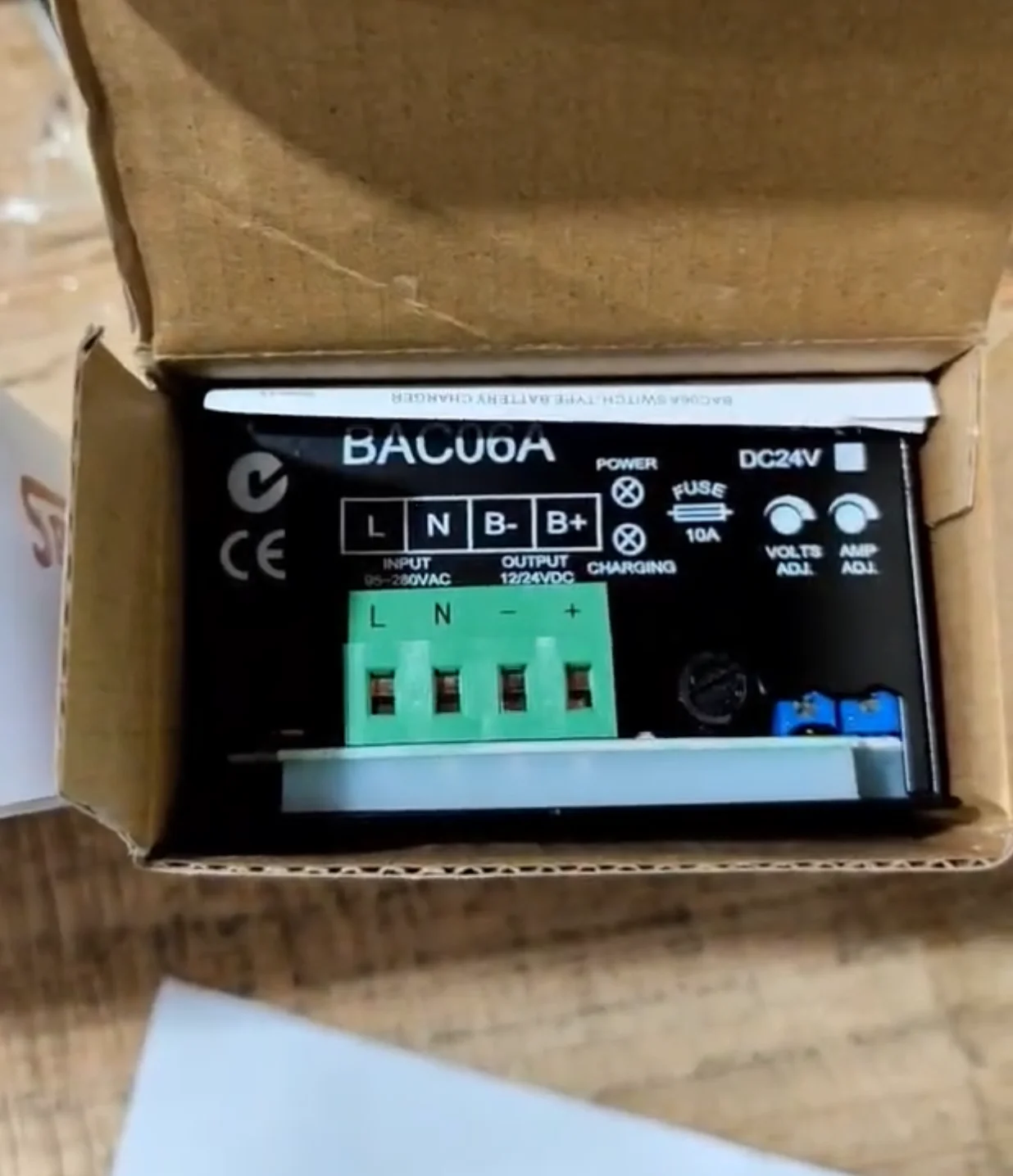 

Copy-BAC06A Battery Charger 12V 24V