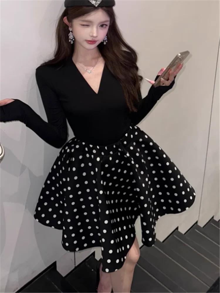 ชุดเดรสวินเทจสไตล์เฮปเบิร์นสีดำ 2 ชิ้น เสื้อยืดคอวีแขนยาวทรงเข้ารูป & กระโปรงทรงพองลายจุดเอวสูง ชุดเข้าเซ็ต 2 ชิ้น