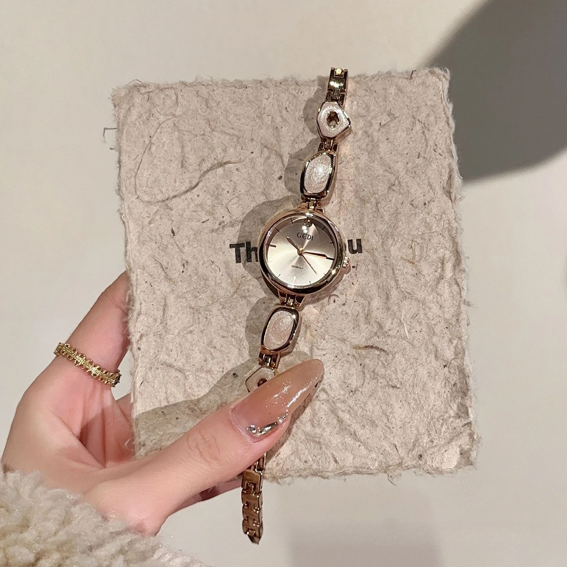 

Женские часы, часы с нерегулярным браслетом в различных цветах, простые темпераментные кварцевые водонепроницаемые часы, подарочные часы