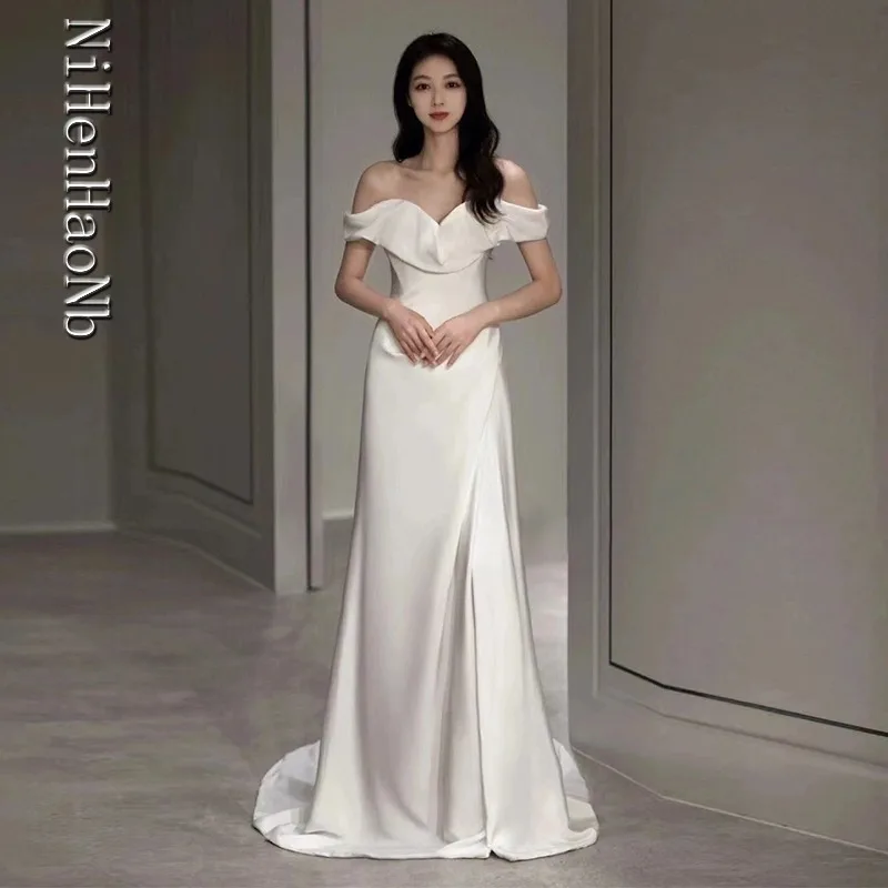 فستان الزفاف الفرنسي الخفيف كلمة واحدة الكتف الساتان الأبيض الباب التقطت الصور فساتين الزفاف مزاجه #1