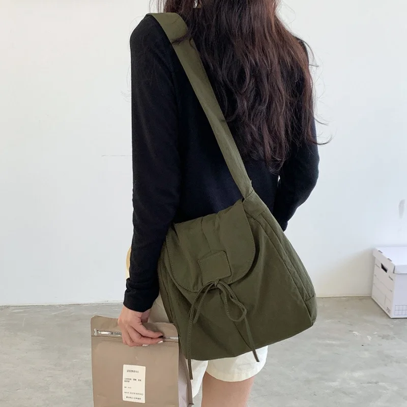

Vintage Flap Nylon Bow Crossbody Bag Large Autumn New Student Commuter Shoulder Bag Winter Solid Colour Simple Messenger Bag