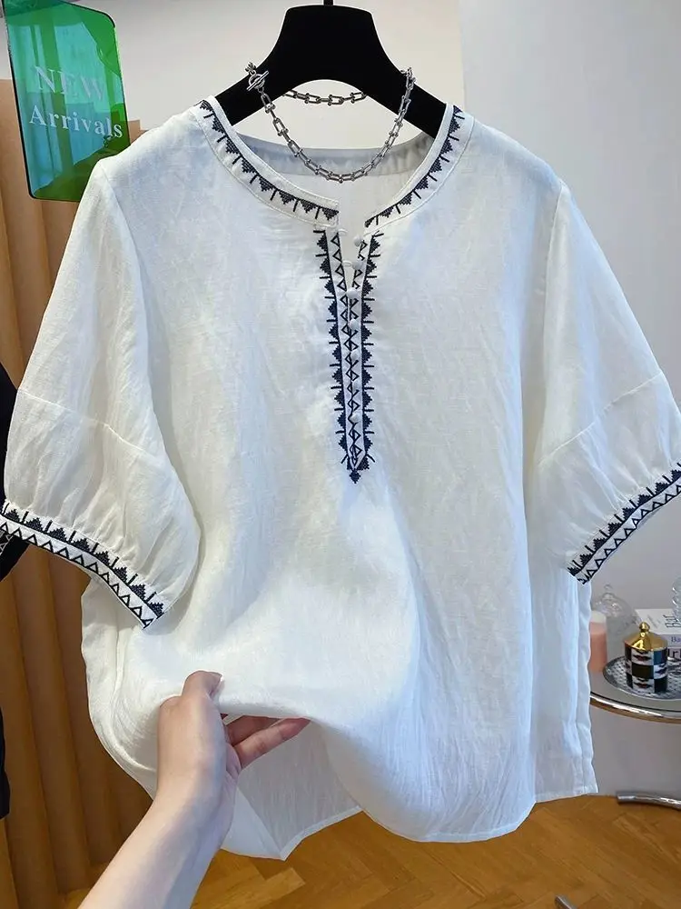 Camicetta da donna a maniche corte in cotone bianco ricamato 2025 Top girocollo ampio nuovo stile