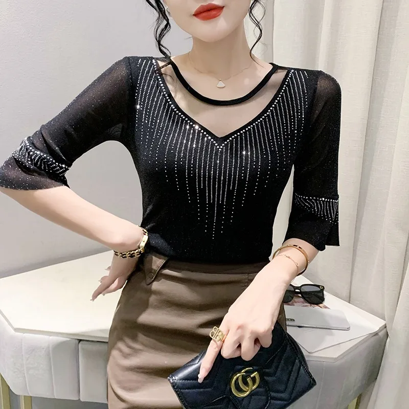 2025年夏ファッショナブルなレディースTシャツ、ホットフィックスラインストーン付き、中空デザイン、メスベルダンストップ、韓国風スリムフィット
