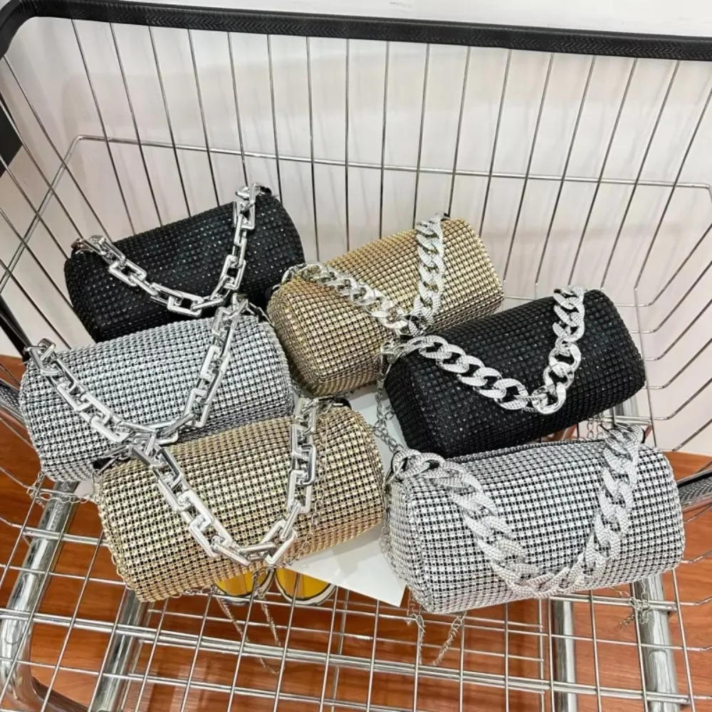 Design entièrement en diamant ​ ​   Sac à bandoulière ​ ​ Étincelant ​ ​ Couleur personnalisée ​ ​ ​ ​ ​ Sac à chaîne en diamant ​ ​   Chaîne épaisse ​ Accessoire de mariage ​ ​