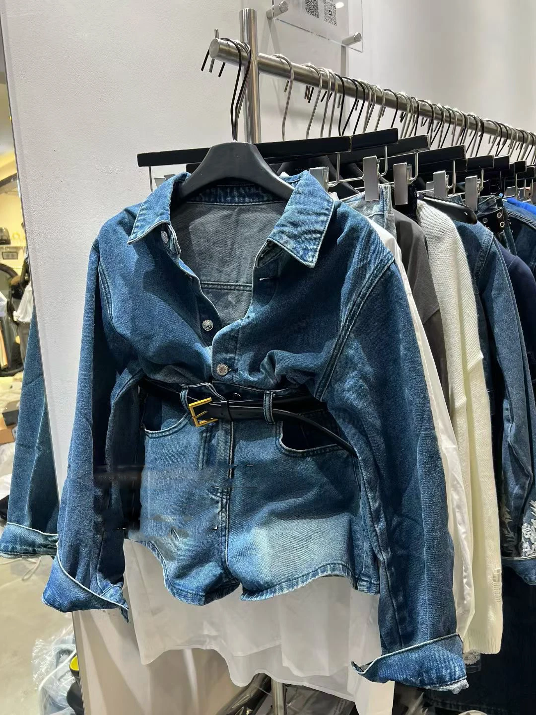 

Ретро-джинсовый комплект в американском стиле для женщин: осенне-зимний новый модный свободный жакет с длинными рукавами и шорты с высокой талией.