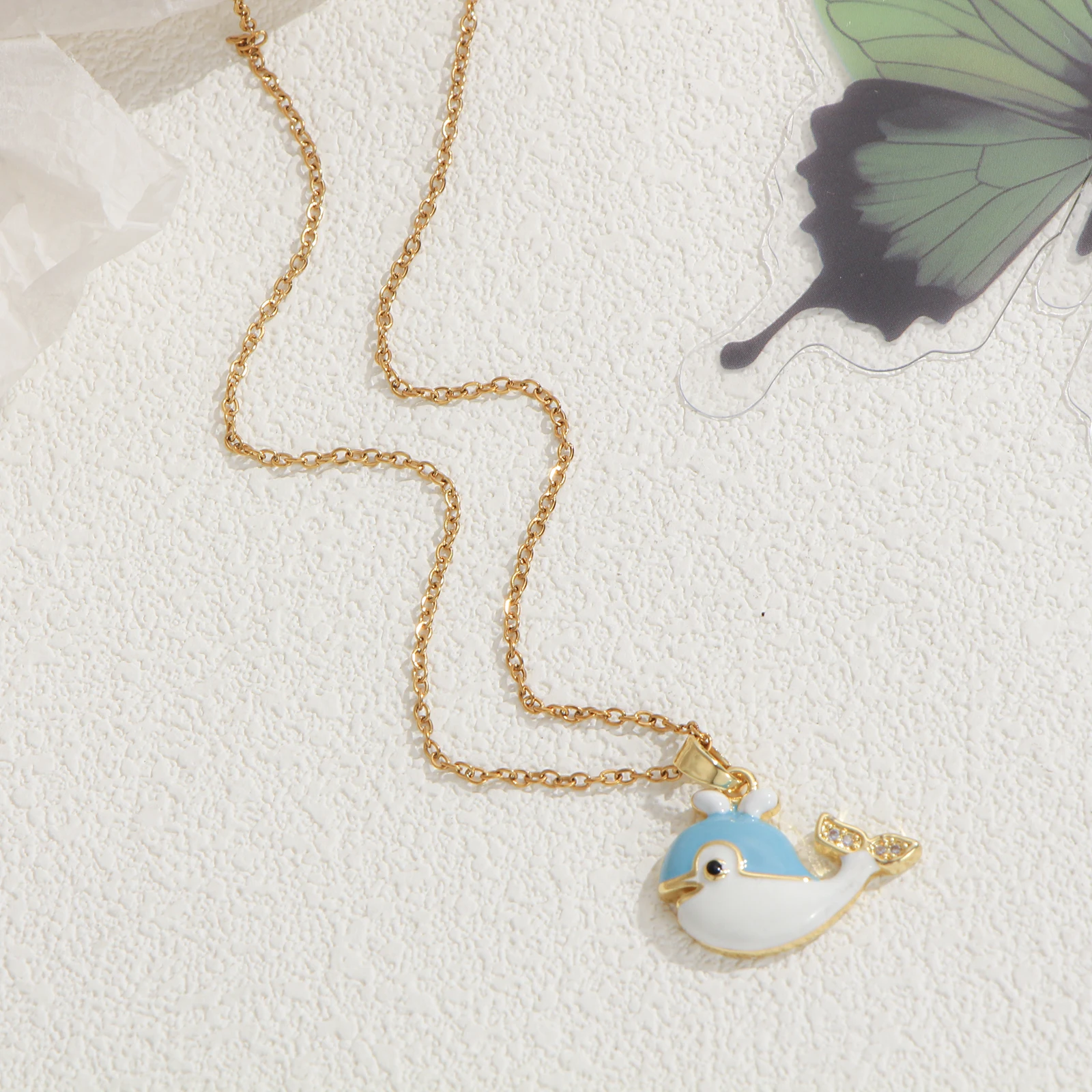 Goldene süße Wal-Anhänger-Halskette mit blau-weißem Emaille-Schwanz und Zirkonia, lässiger Schmuck, Geschenk für Frauen