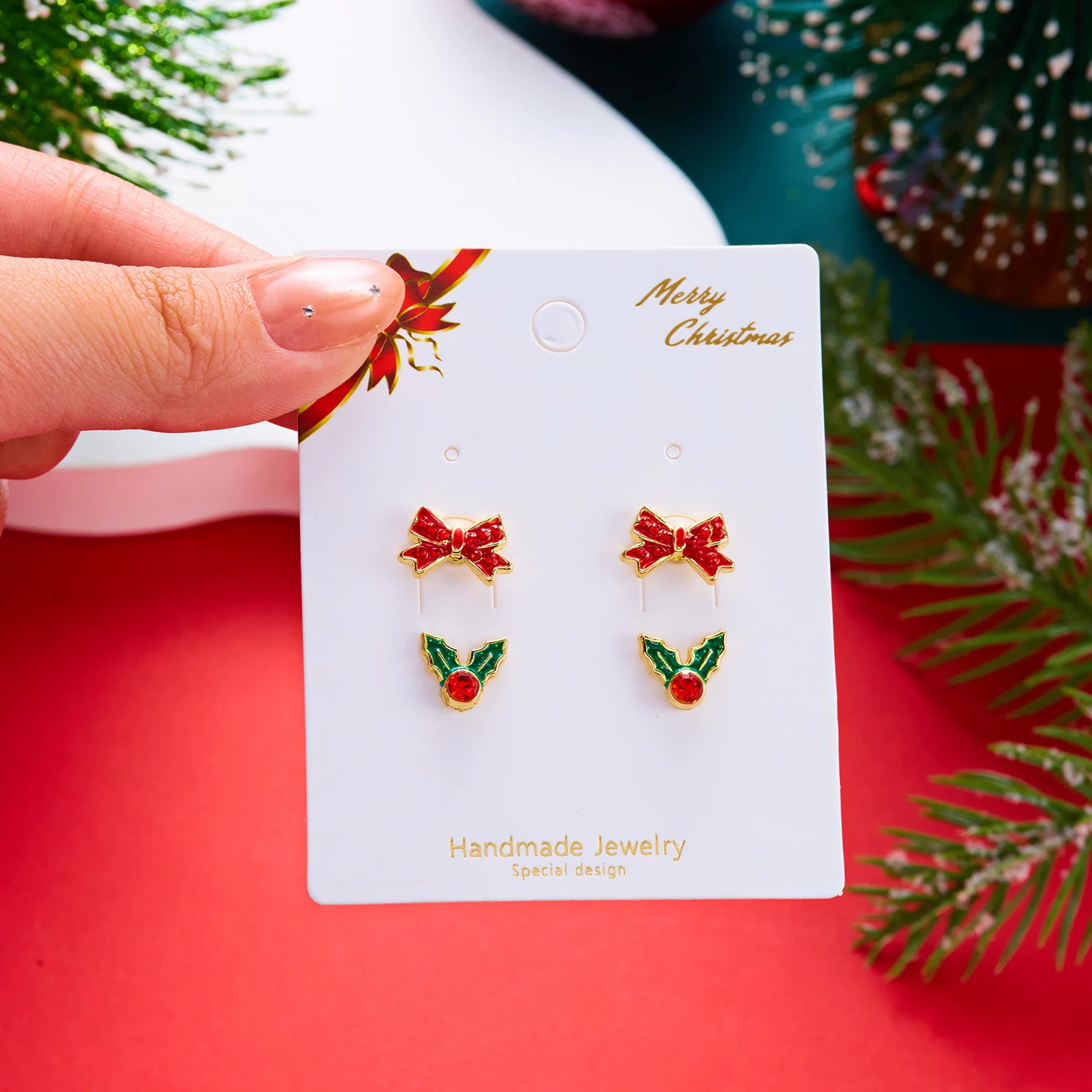 Kleine rote Weihnachts-Schleifenohrringe für Damen, 4 Stück, schöne Lebkuchenmann-Krückenohrringe, Neujahrs-Festtags-Schmuckgeschenke – Detail 1