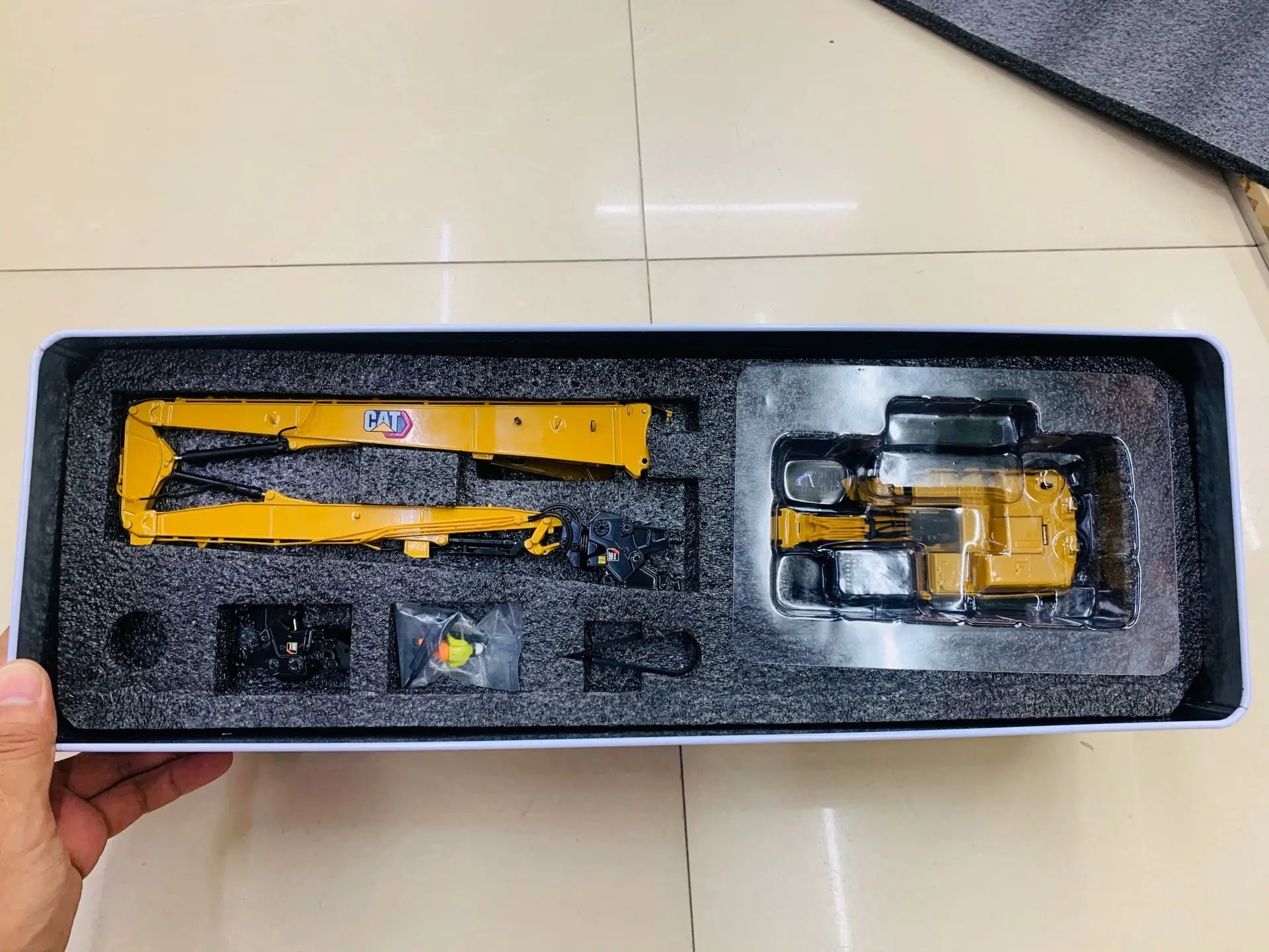 352 Ultra High Demolition Hydraulic Excavator 1:50 Scale By DieCast Masters 85663