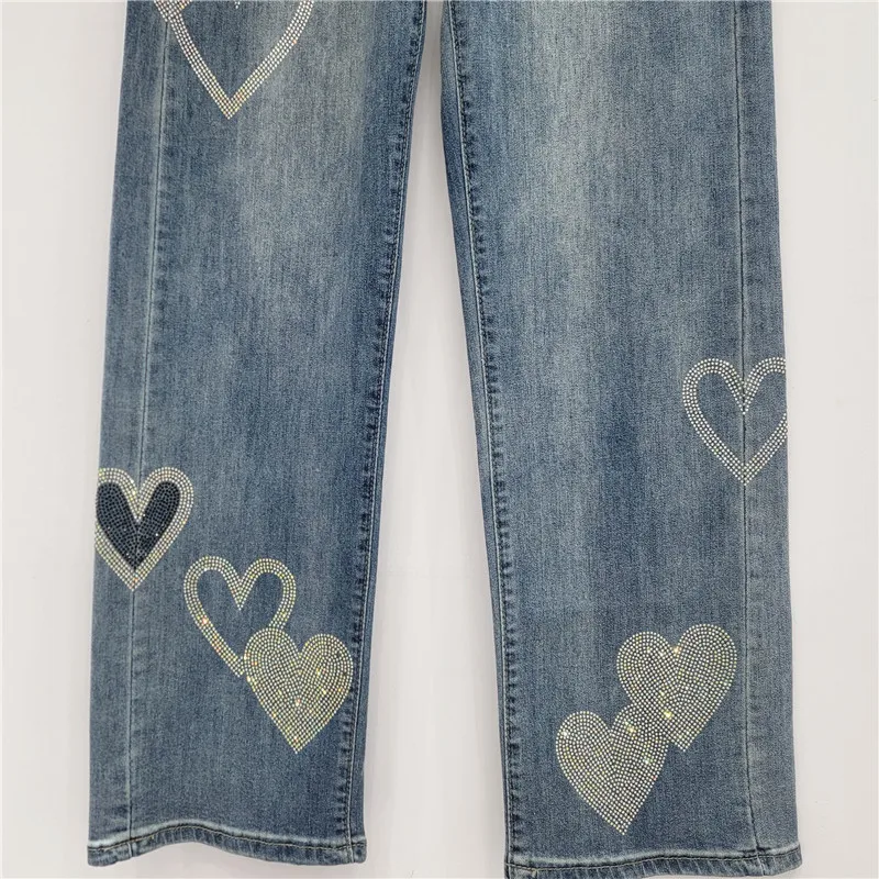 Heart Dazzle Denim. Spodnie z wysokim stanem, rozszerzane, bez wysiłku wyszczuplające. Elastyczne i stylowe nowości na rok 2025.