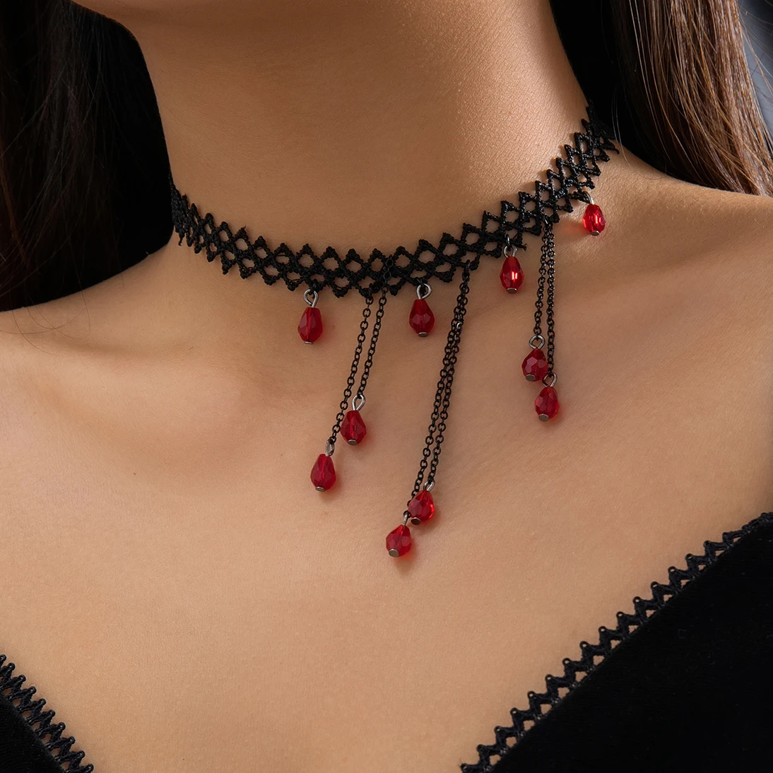 Goth siyah dantel klavikula zincir Necklae kadınlar için moda bildirimi Vintage kırmızı kan desen püskül kolye gerdanlık takı hediye