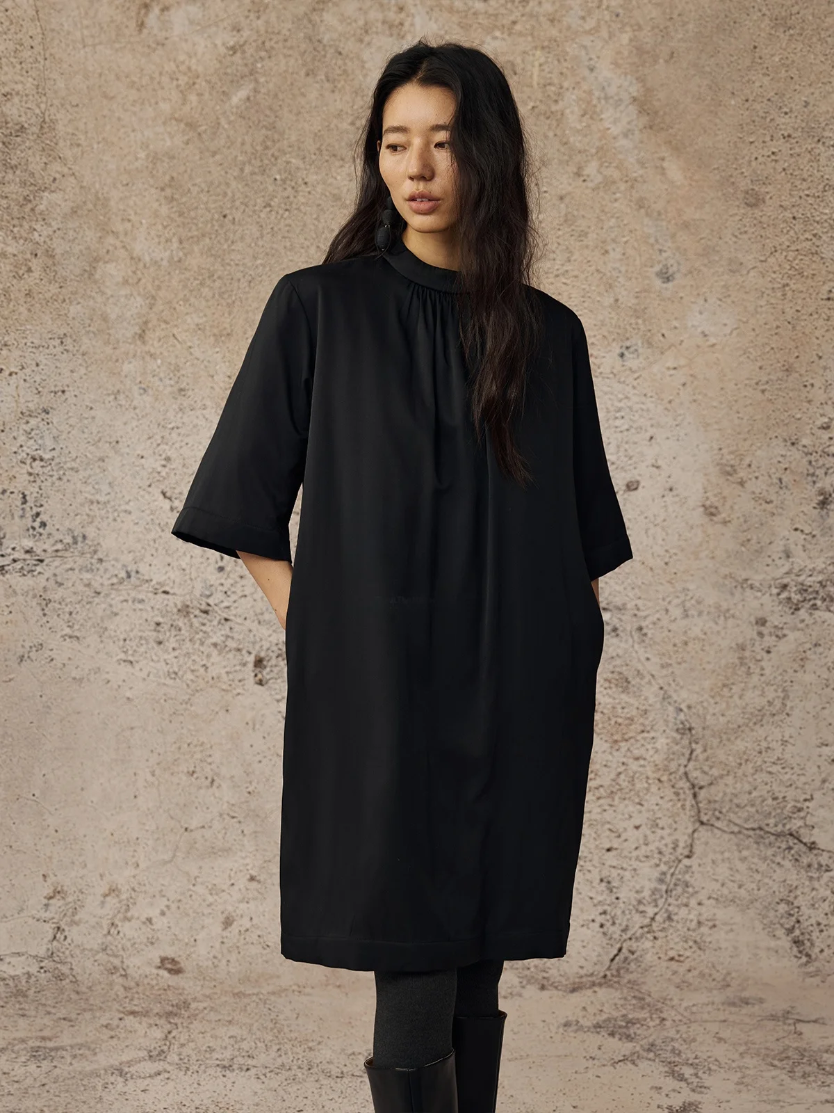 

Длинное хлопковое пальто ручной работы с воротником-стойкой и плиссировкой, прямой крой, для повседневной носки, с подкладкой из полиэфирного волокна, стандартная толщина.