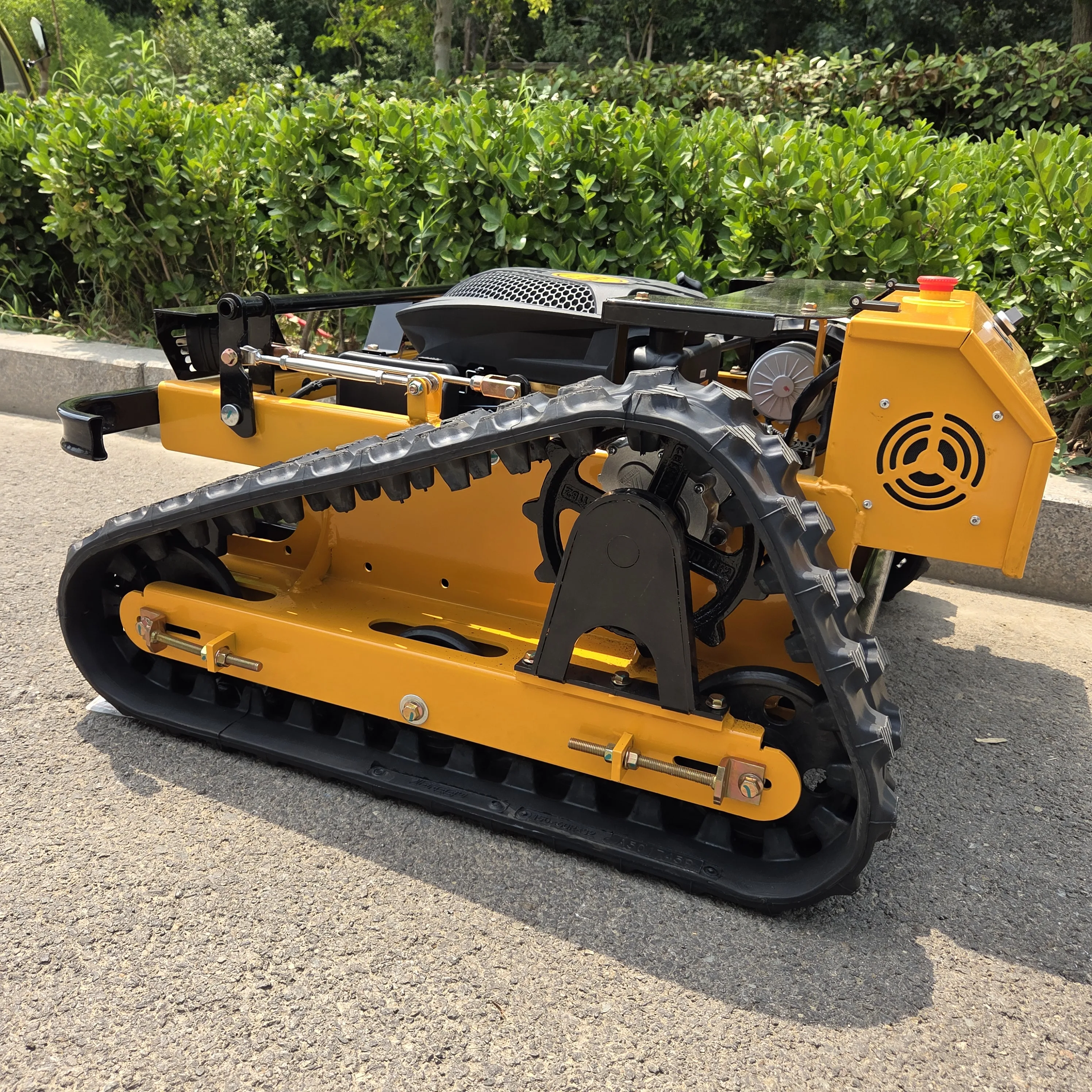 Remote control climbing lawn mower Home intelligent robot Efficiently maintain garden lawn