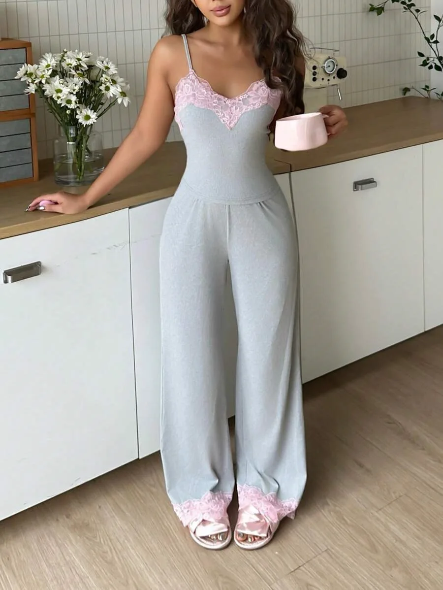 

Новый европейско-американский комплект домашней одежды INS: розовое кружевное белье, серый топ-халтер и удобные брюки для сна.