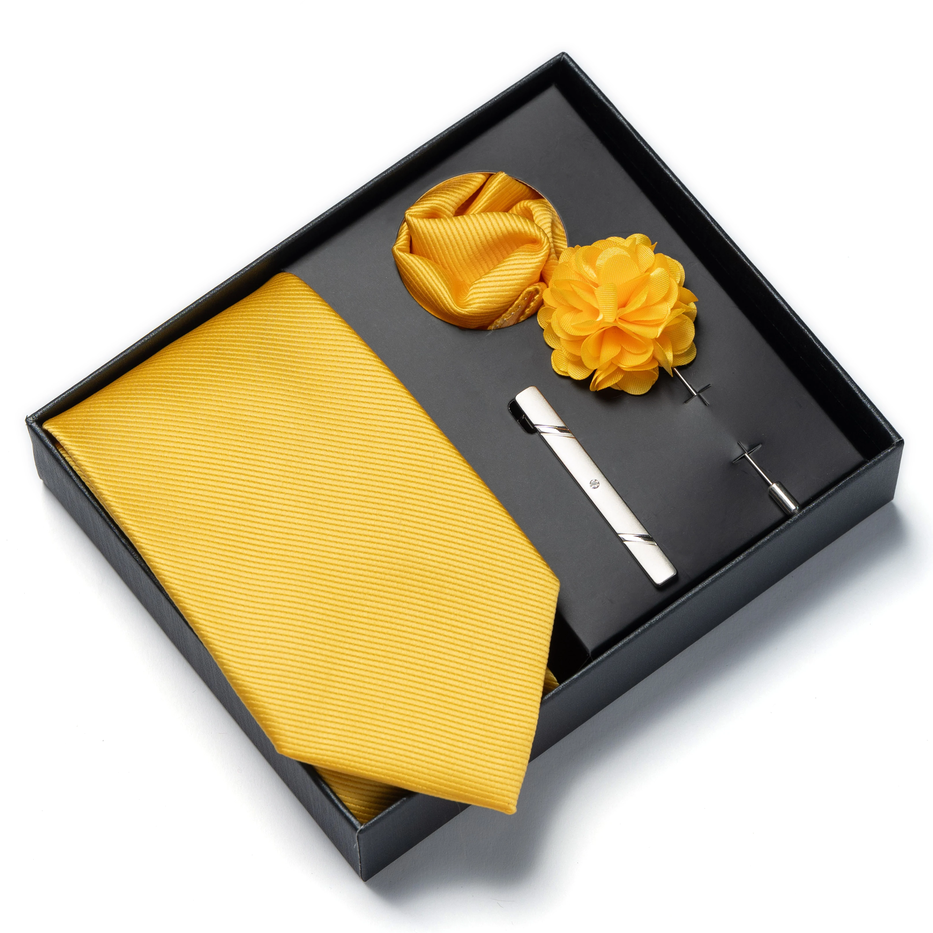 Dieses 4-teilige Herren-Krawattengeschenkset in einfarbiger Ausführung enthält eine Brosche, ein Korsagenblumen-Set und ein Taschentuch. Es ist ein perfektes Geschenk zum Valentinstag. – Detail 10