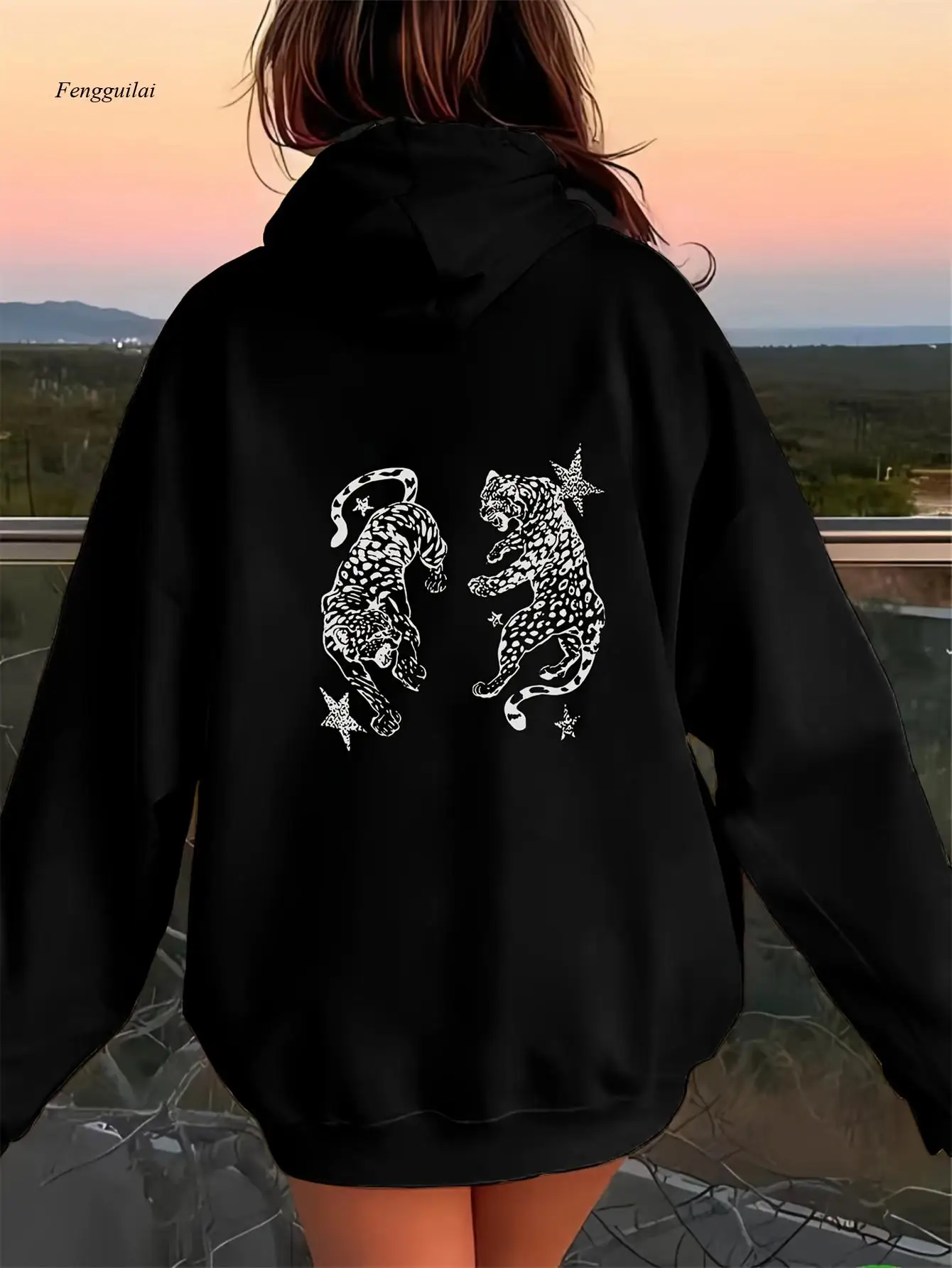 ブラックの幾何学模様のヒョウと星柄のフーディー - リラックスフィットのカンガルーポケット付きプルオーバー、ドローストリングフード付き