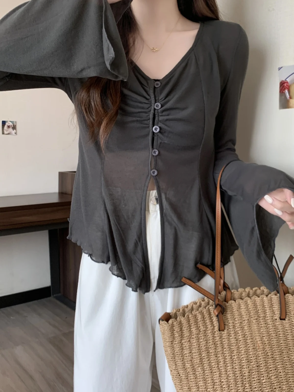 Damski kardigan plus size z dzianiny lodowego jedwabiu, chroniący przed słońcem, odkryty, cienki, letni, narzutka, dekolt w serek, długi rękaw, nieregularny krój.