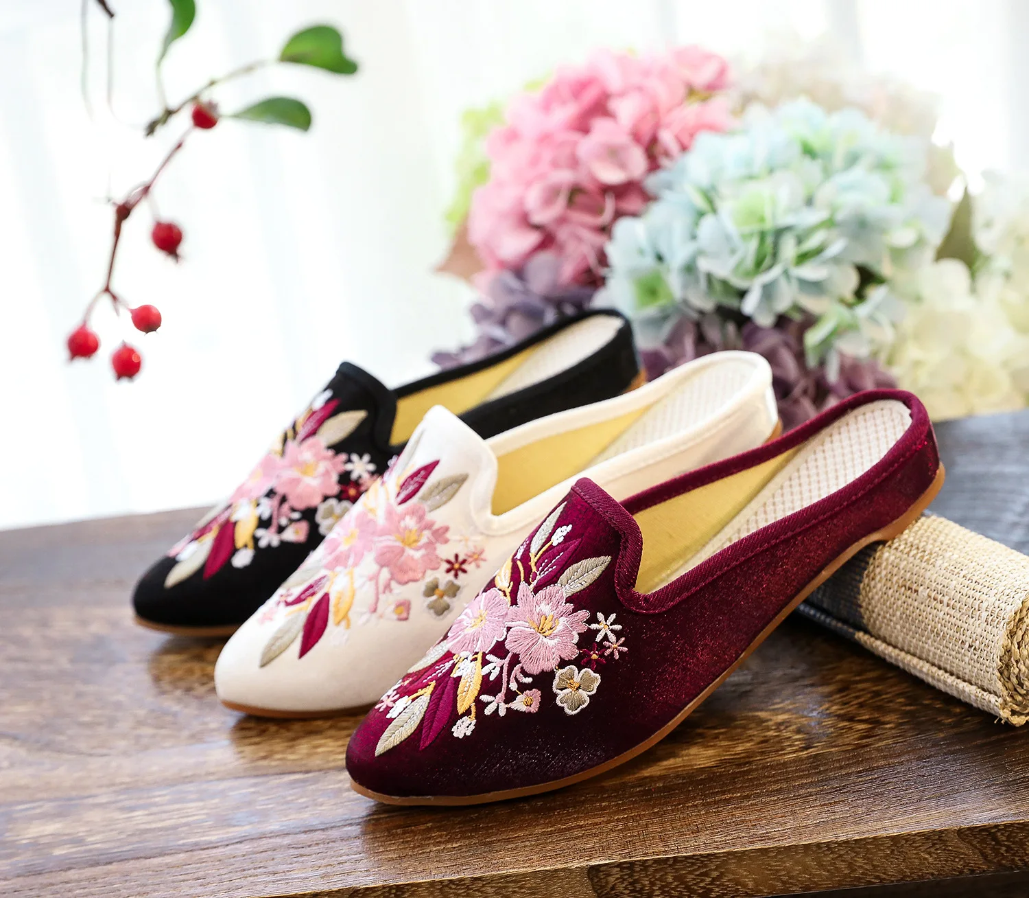 Woman\'s New Fabric Spring Pointed Toe Flat Mules Comfortable Slippers for Casual Fashion Ladies Summer Chinese Embroidered Shoes