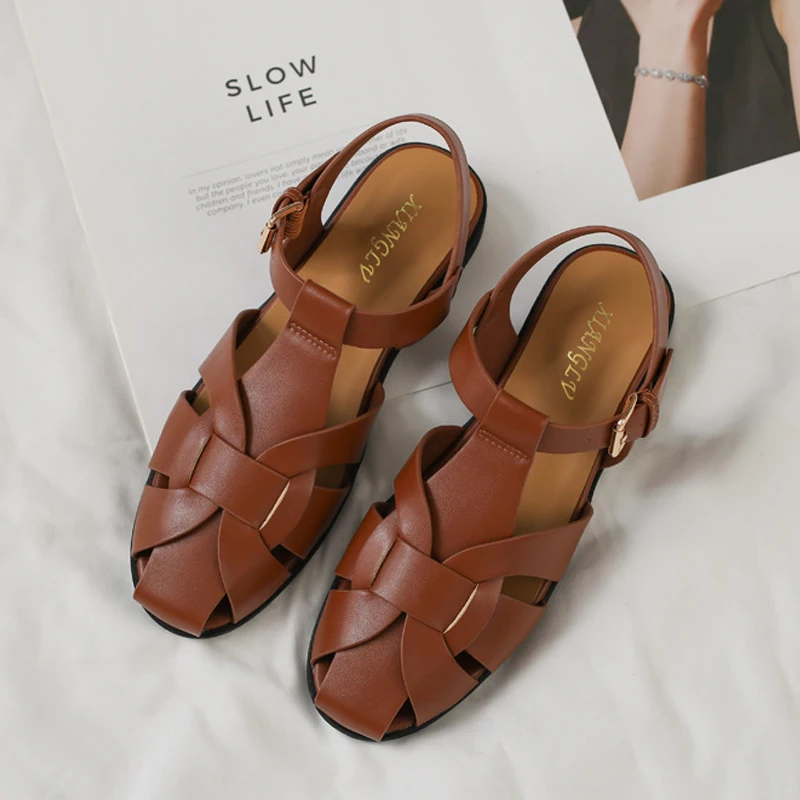 Sandales de pêcheur à bout fermé pour femmes, sangle tressée avec boucle, talon bas carré, chaussure